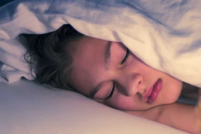 Why You Should Sleep Without A Pillow ? Know The Reasons
